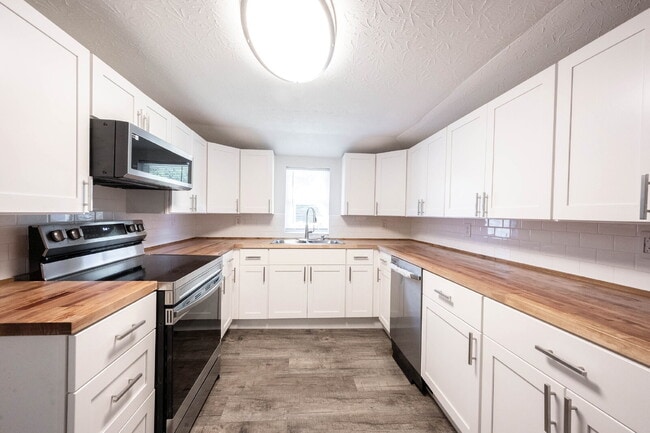 Building Photo - "Spacious 4-Bedroom Gem with 2 Full Baths ...