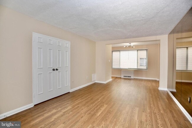 Building Photo - Available for immediate move-in.