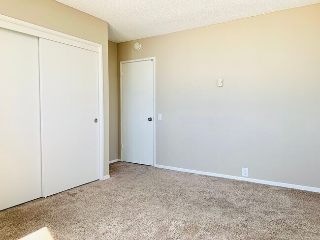 Building Photo - LIVE IN LA JOLLA! LOVELY TOWNHOME WITH BEA...