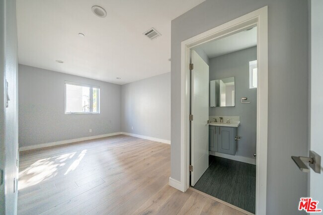 Building Photo - 11318 Miranda St