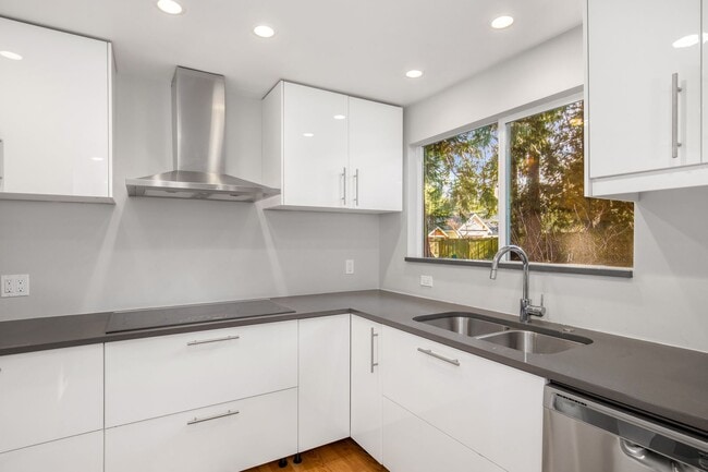 Building Photo - Beautifully remodeled rambler in Finn Hill