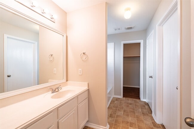 Building Photo - 930 Lancaster Lake Dr