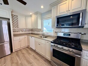 Building Photo - 521 Farnsworth St