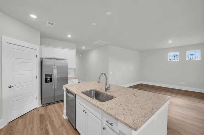 Building Photo - 514 Silky Oak Dr SE