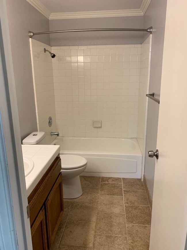 Building Photo - Beautiful 3 Bed West Bakersfield Home W/Po...