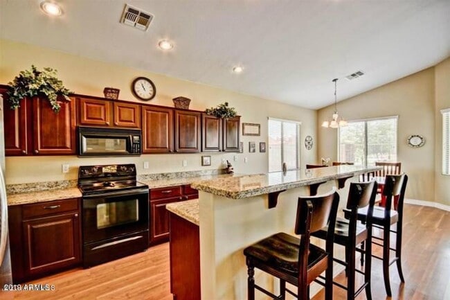 Building Photo - Beautiful 4 bedroom, 2 bath in Redwood Estates