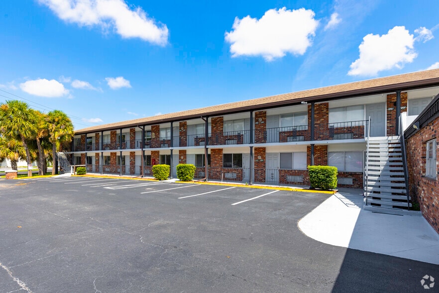 Primary Photo - Cocoa Village Flats