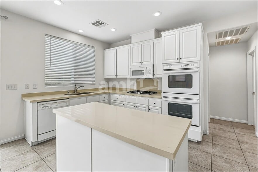 Building Photo - 10432 Wellington Manor Ave