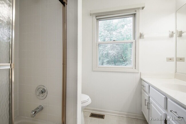 Building Photo - 2755 Newport Dr