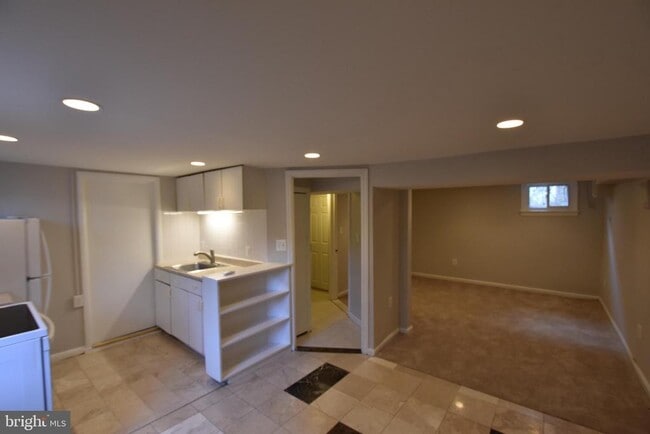 Building Photo - 909 Maplewood Ave