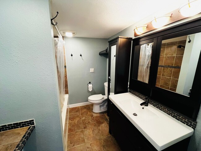 Building Photo - 4 Bedroom East Bremerton with Large Yard