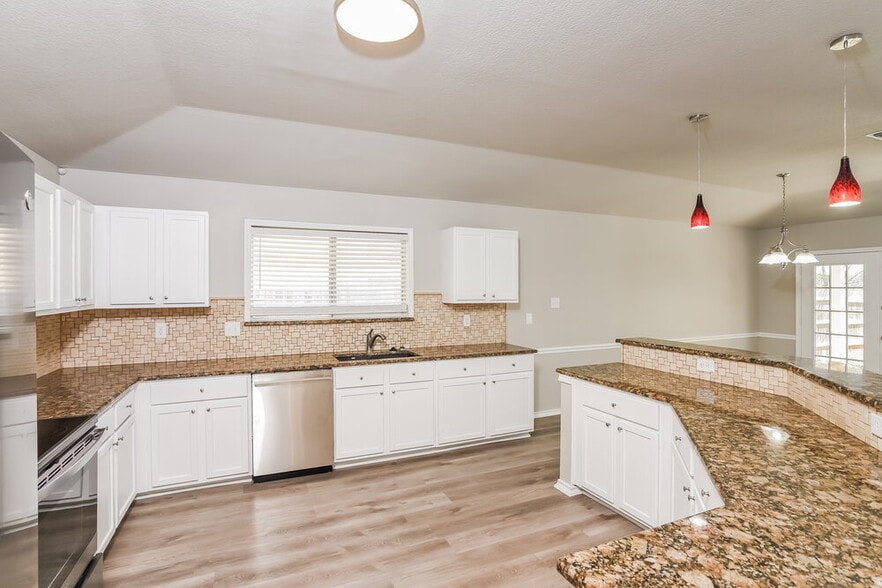 Building Photo - 2638 Montebello