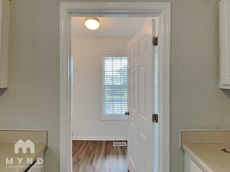 Building Photo - 221 Tavistock Ct