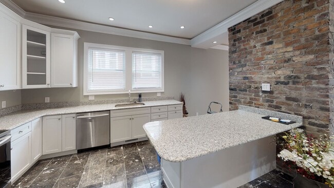 Building Photo - 7BR/5BA Victorian Near UTK | Greek Life & ...