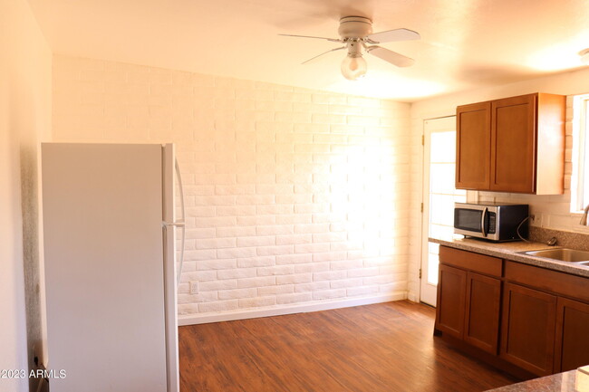 Building Photo - 1052 Chaparral Cir