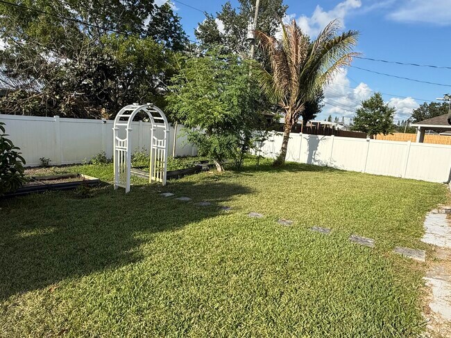 Building Photo - 1481 SW Jacksonville Ave