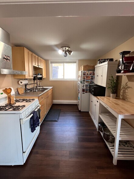 Kitchen - 6462 N Lehigh Ave