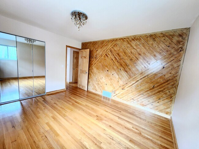 Building Photo - 711 E Main St