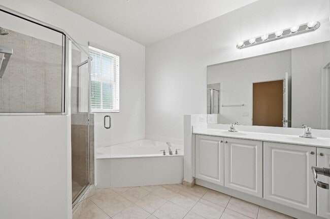 Building Photo - 4501 Mimosa Terrace