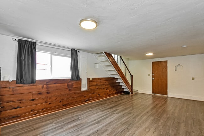 Building Photo - 833 Linden Ave