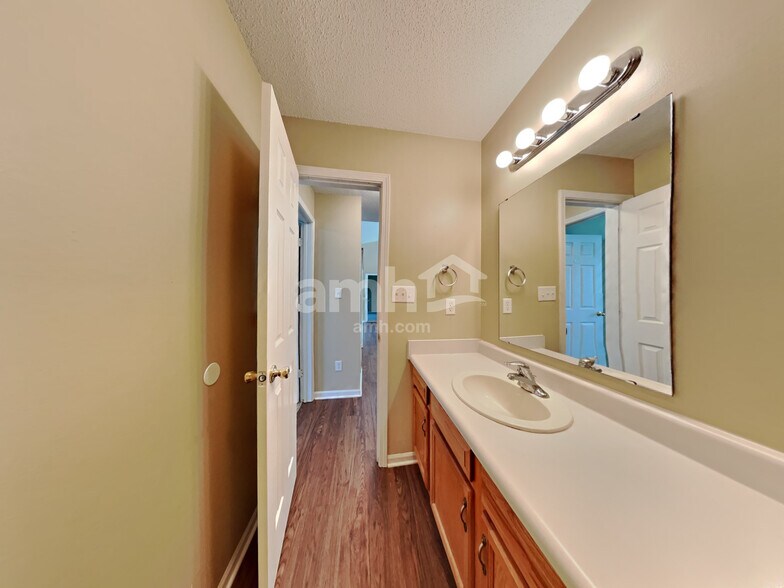 Building Photo - 950 Millbrook Dr