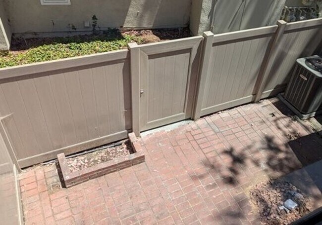 Building Photo - Charming 3 Bedroom, 2.5 Bath end unit Town...