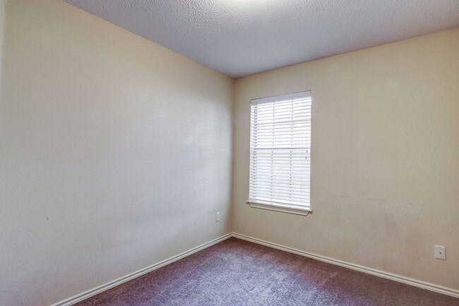 Building Photo - 3 Bedroom 2 Bathroom Duplex in Texarkana, AR