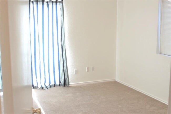 Building Photo - 1008 Disraeli Cir
