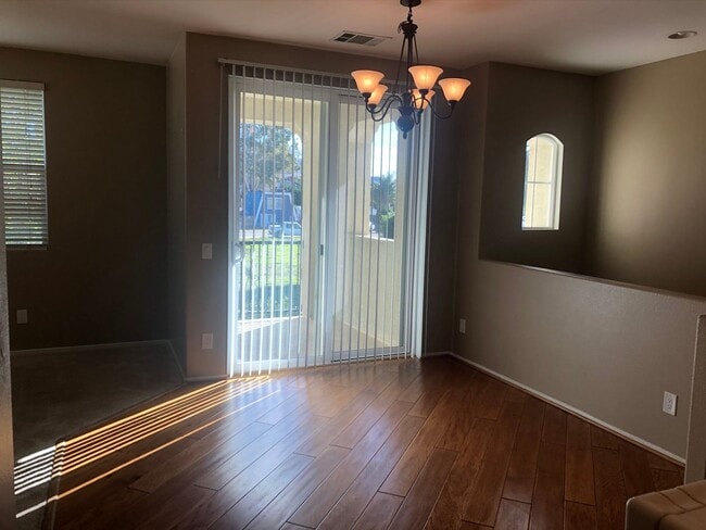 Building Photo - Comfort and convenience in this 2 bedroom 2 bathroom home