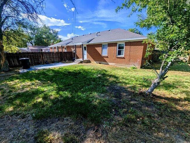 Building Photo - Private East Murray Home with HUGE yard!