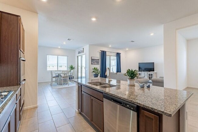 Building Photo - Bright & Spacious 4-Bed Home with 3-Car Ga...