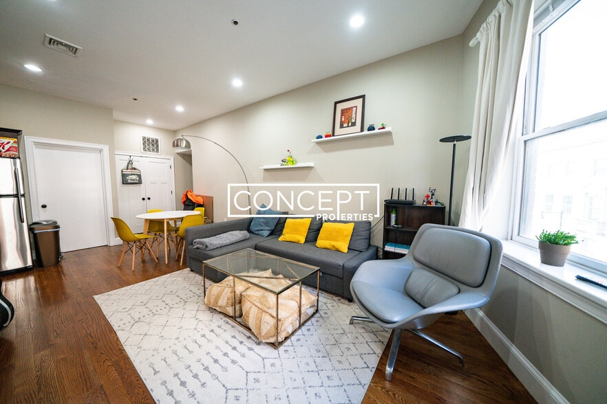 Building Photo - 493 Commonwealth Ave