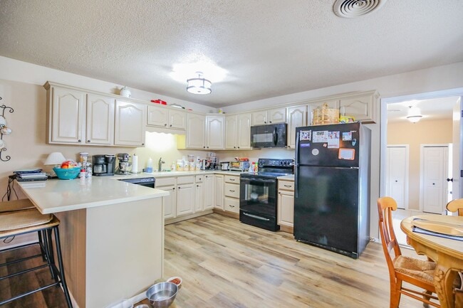 Building Photo - Three Bedroom Home with Plush Backyard