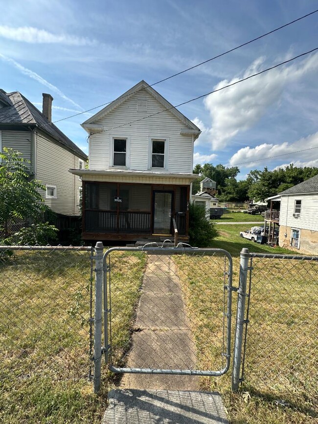 Building Photo - 1210 Tazewell Ave SE