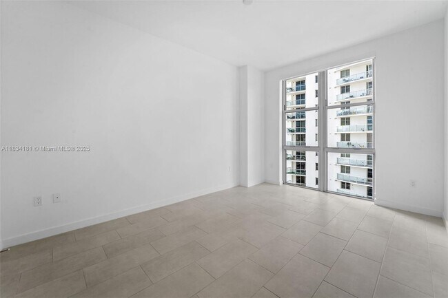 Building Photo - 2150 N Bayshore Dr