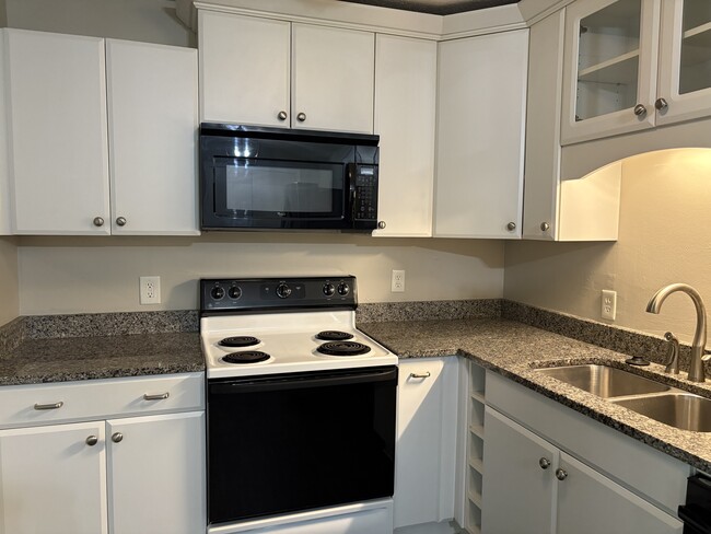Building Photo - 714 Ashlawn Pl