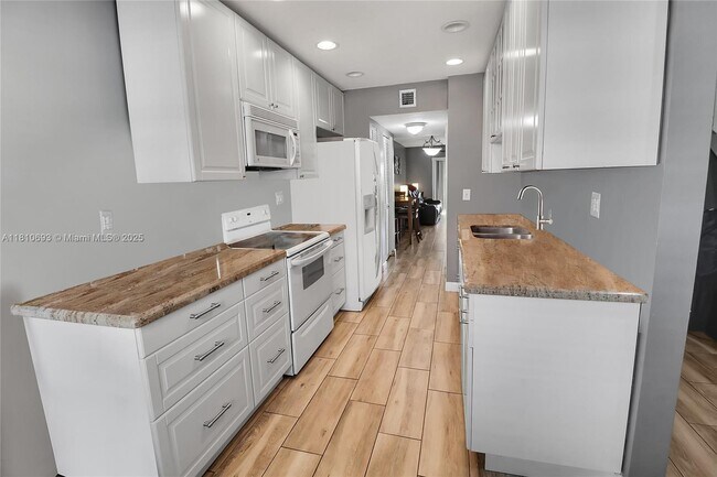 Building Photo - 9891 Riverside Dr