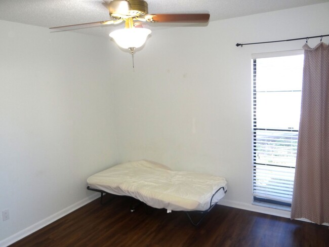 Building Photo - 2 bedrooms for rent in this single family home.