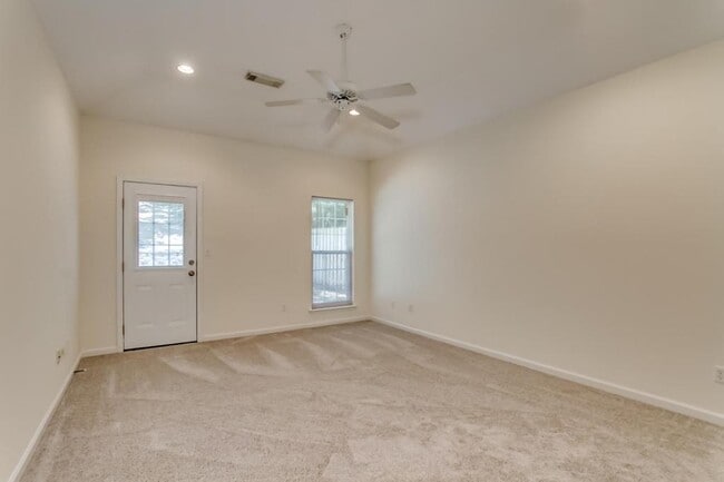 Building Photo - 2142 Fox Ridge Rd