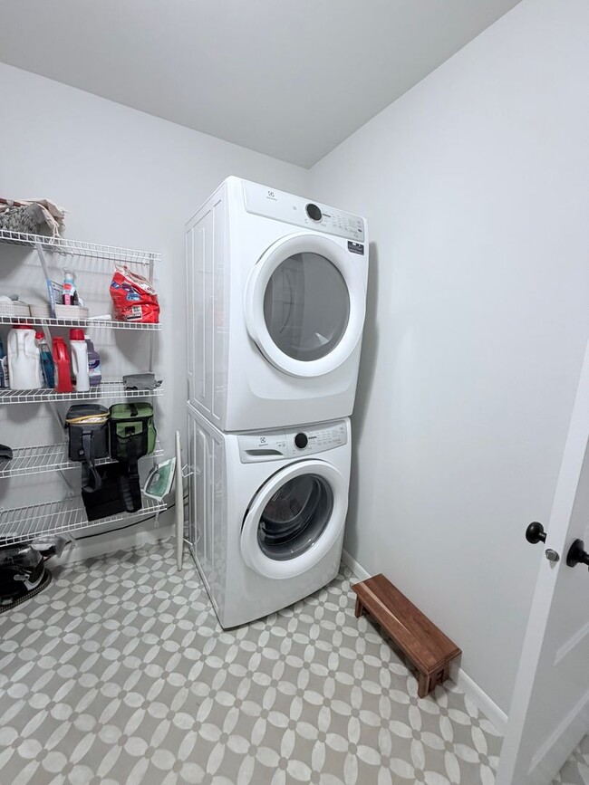 Building Photo - 3 Bed / 2.5 Bath Brand New House in Waunakee, WI!