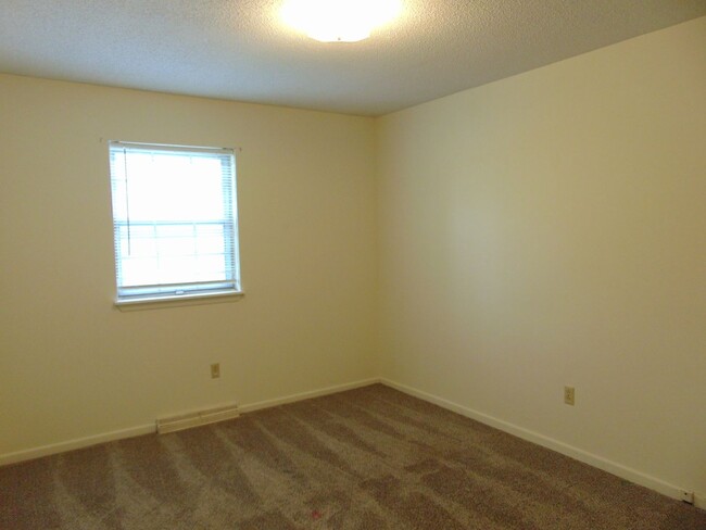 Building Photo - Nice 3 Bedroom 2.5 Bathroom Townhome!