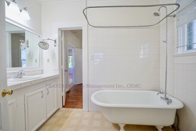 Building Photo - Victorian Style Home Close to Downtown