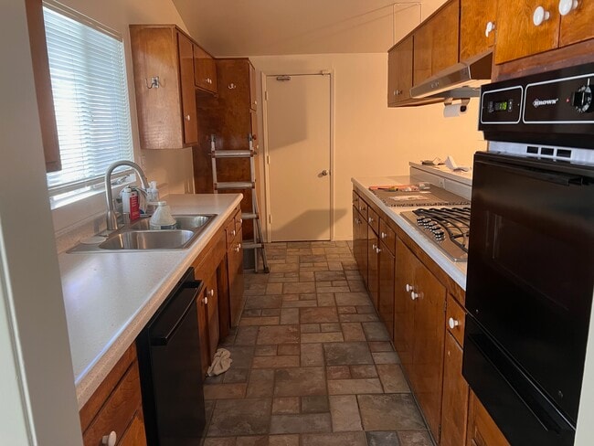 Building Photo - 5615 Oso Ave