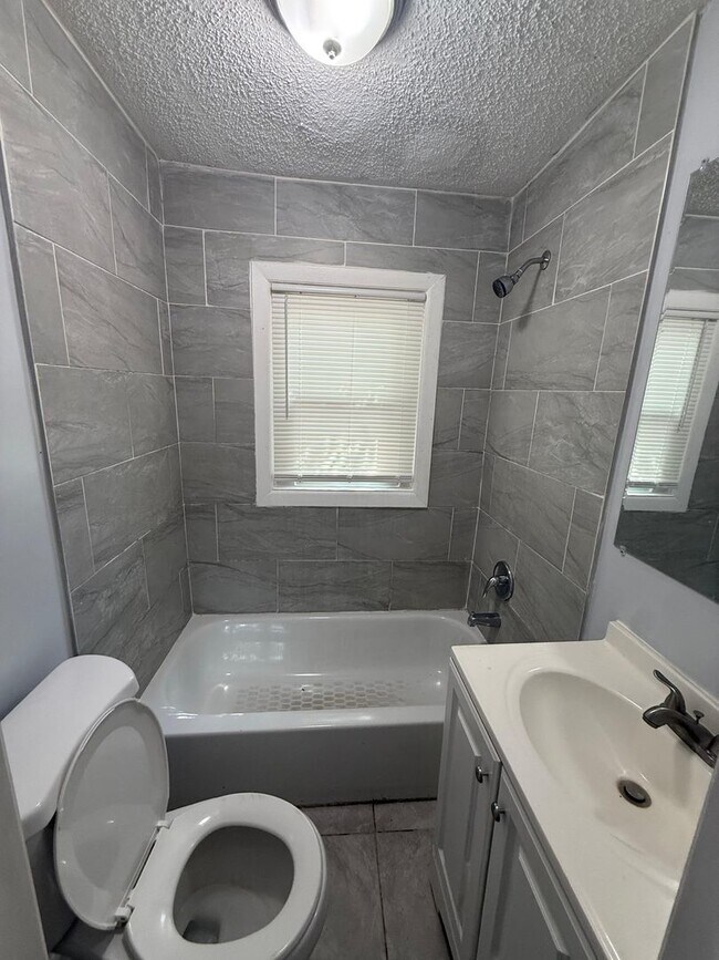 Building Photo - Fully Renovated 2/1 Single Family Available Now!