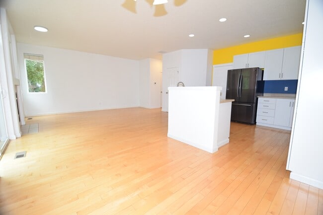 Building Photo - 432 NE 57th Ave