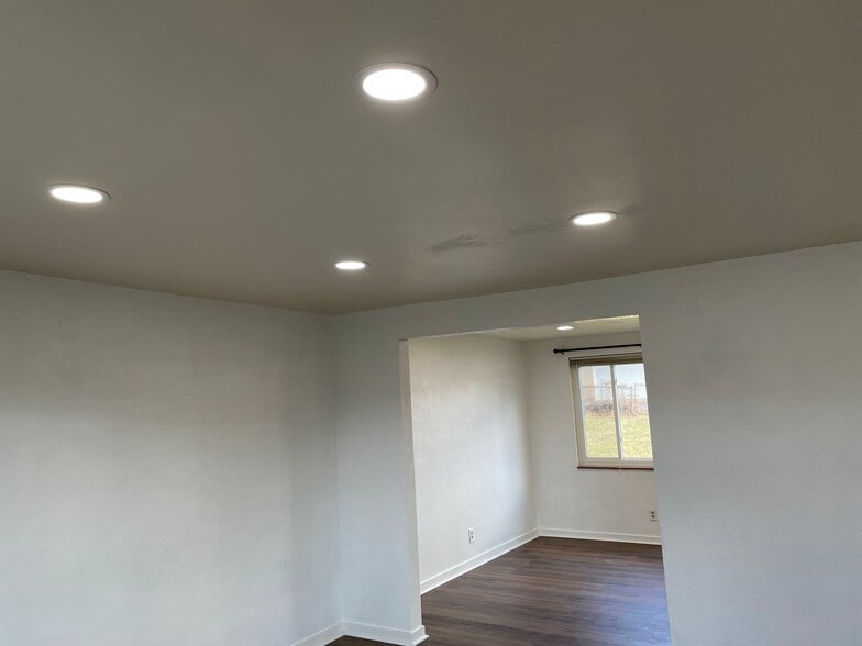 Building Photo - 206 Whipple St