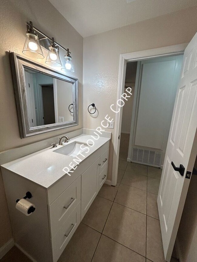 Building Photo - 2 Bedroom 1 Bathroom unit in Lancaster jus...