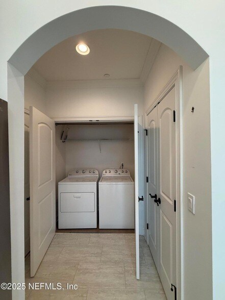 Building Photo - 44 Ocale Ct