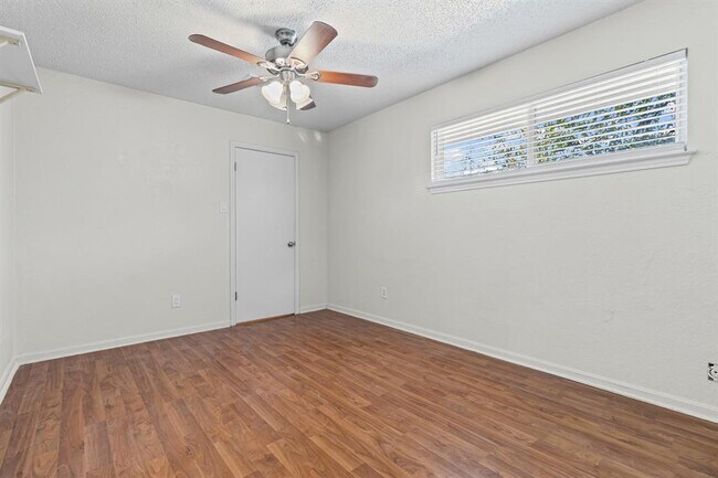 Building Photo - 8113 Baywood Dr