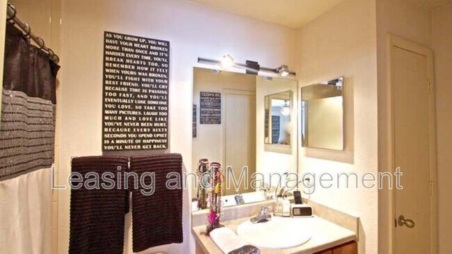 Building Photo - 275 Alexandra Dr